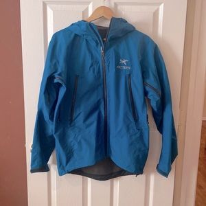 men’s arc’teryx goretex paclite she’ll - size small